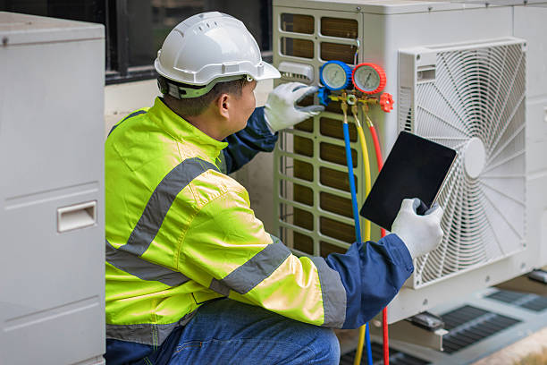 Professional Hvac technician working in Bellwood, IL